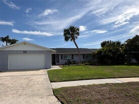 8434 Boxwood Dr in Tampa, FL - Building Photo