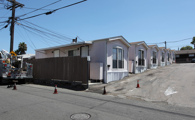 La Mesa Gardens in La Mesa, CA - Building Photo - Building Photo