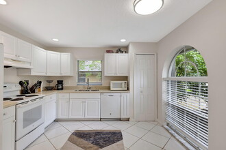 13810 Yarmouth Dr in Wellington, FL - Building Photo - Building Photo