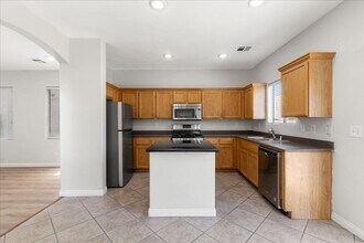 920 Shining Rose Pl in Henderson, NV - Foto de edificio - Building Photo