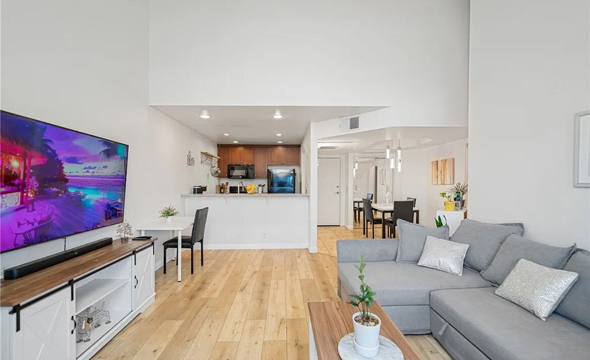 20253 Keswick St in Los Angeles, CA - Building Photo