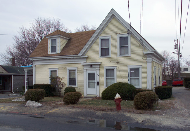 21 Pleasant St in Hyannis, MA - Building Photo - Building Photo