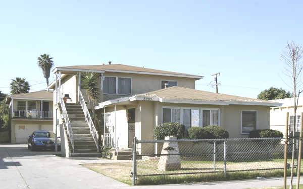 8985 Bryson Ave in South Gate, CA - Building Photo