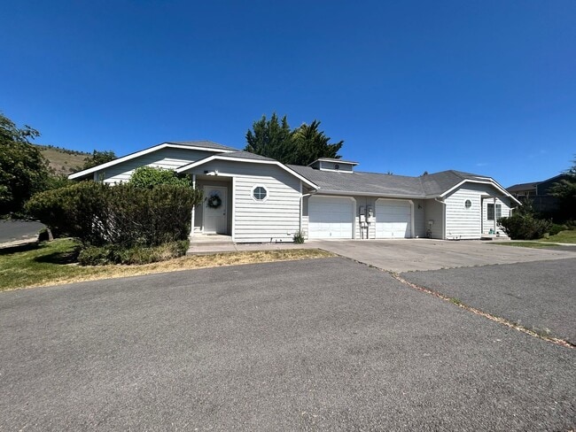 property at 5550 Glenridge Wy