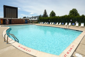 Fountain Park South Apartments in Southgate, MI - Foto de edificio - Building Photo