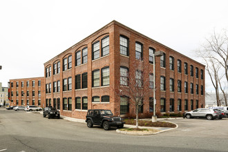 Atlas Lofts in Chelsea, MA - Foto de edificio - Building Photo