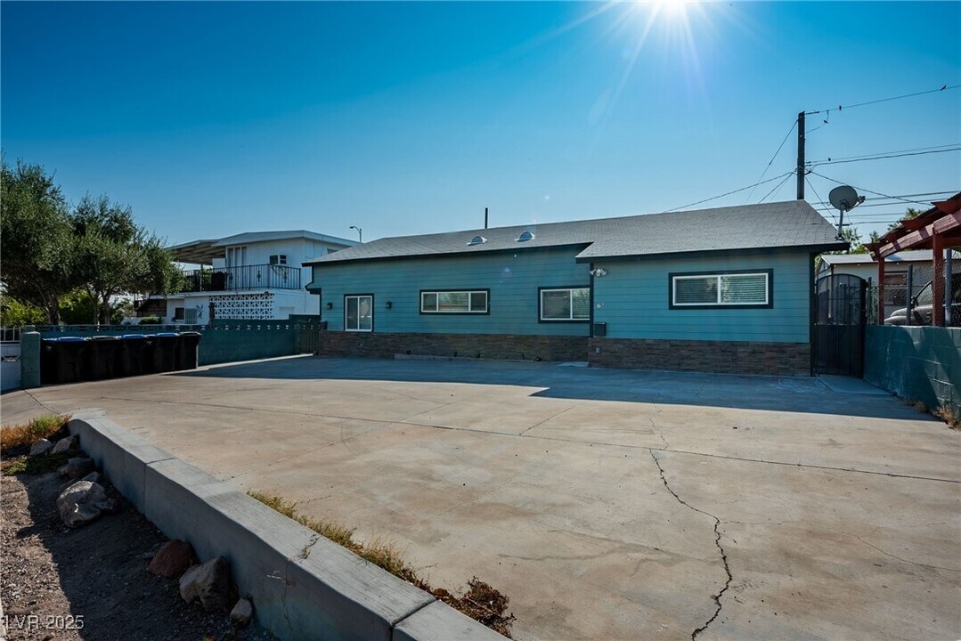 67 Wyoming Ave in Henderson, NV - Foto de edificio