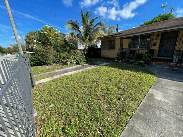 880 NW 55th St in Miami, FL - Building Photo - Building Photo