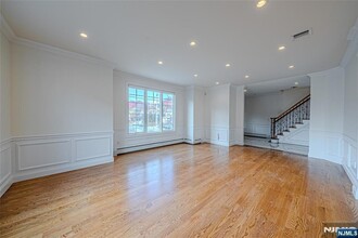327B Lincoln Ave, Unit B in Fort Lee, NJ - Building Photo - Building Photo