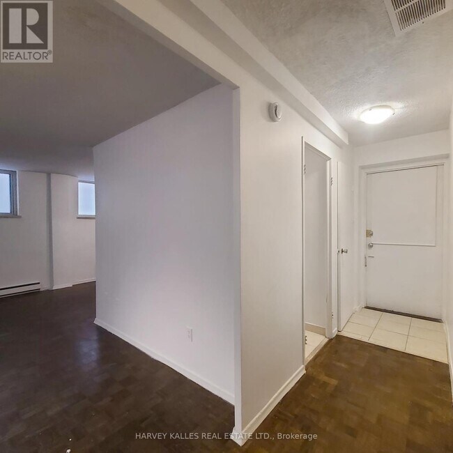 570 Eglinton Ave W in Toronto, ON - Building Photo - Building Photo