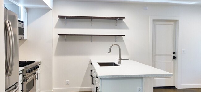 223 S Padre Juan Ave-Unit -Unit B Downstairs in Ojai, CA - Building Photo - Building Photo