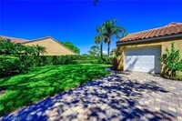 566 Beachwalk Cir in Naples, FL - Foto de edificio - Building Photo