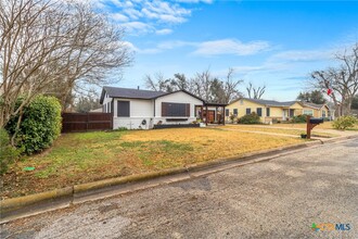 1011 Gilmore St in Taylor, TX - Building Photo - Building Photo