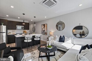 3449 Scotts Ln, Unit B319 in Philadelphia, PA - Building Photo