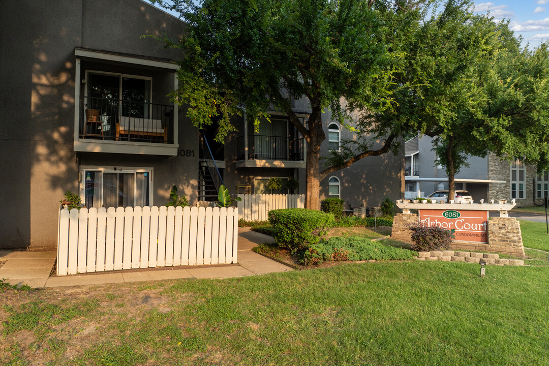 Arbor Court Condos in Dallas, TX - Building Photo