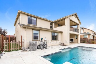 2527 Enslen Ave in Lathrop, CA - Foto de edificio - Building Photo