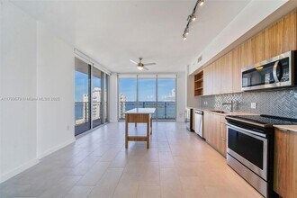 2150 N Bayshore Dr, Unit 2001 in Miami, FL - Building Photo - Building Photo