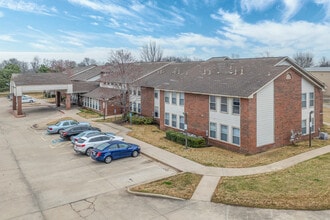 Cornerstone Village in Tulsa, OK - Foto de edificio - Building Photo