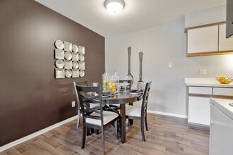 Lakeside Village Apartments in Clinton Township, MI - Foto de edificio - Building Photo