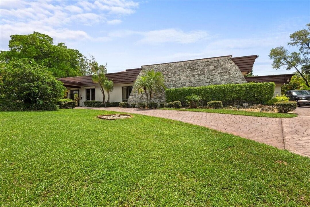 5304 Woodlands Blvd in Tamarac, FL - Building Photo