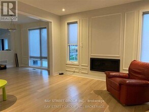 1095 Azalea Ave in Pickering, ON - Building Photo - Building Photo