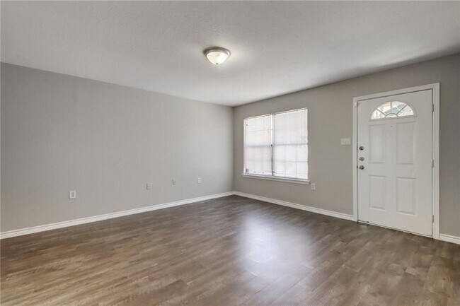 204 Hall St in Elgin, TX - Building Photo - Building Photo