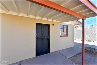 8058 Gilbert Dr in El Paso, TX - Building Photo - Building Photo