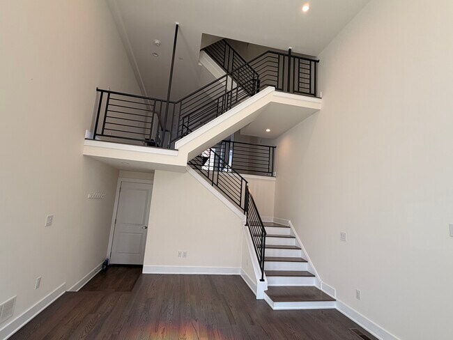 2421 Manton St in Philadelphia, PA - Foto de edificio - Building Photo