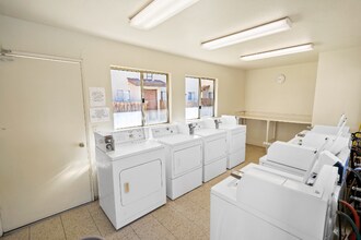 121 N Gateway Blvd in Ridgecrest, CA - Building Photo - Building Photo