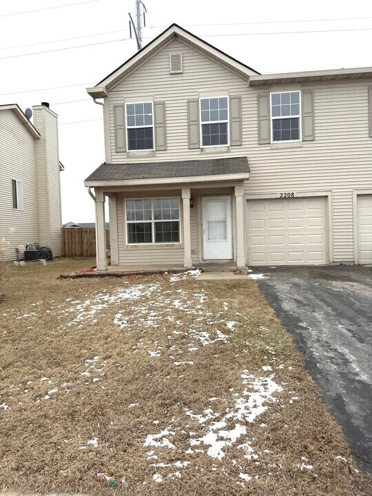 2208 Rebecca Cir in Montgomery, IL - Building Photo