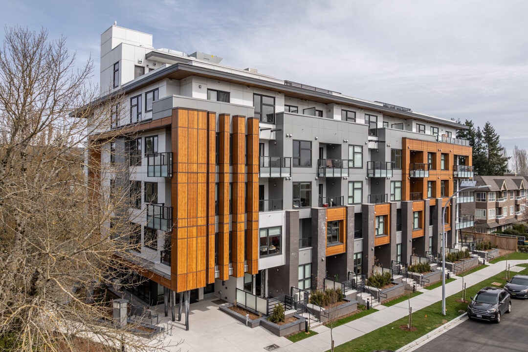 Halvö in Surrey, BC - Building Photo