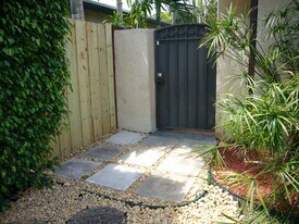 5080 SW 66th Ave, Unit Studio in Miami, FL - Building Photo