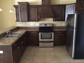 18 Kiwi Ave W in Pharr, TX - Building Photo - Building Photo