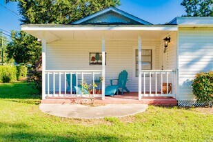 1252 E Burgess Rd in Pensacola, FL - Building Photo