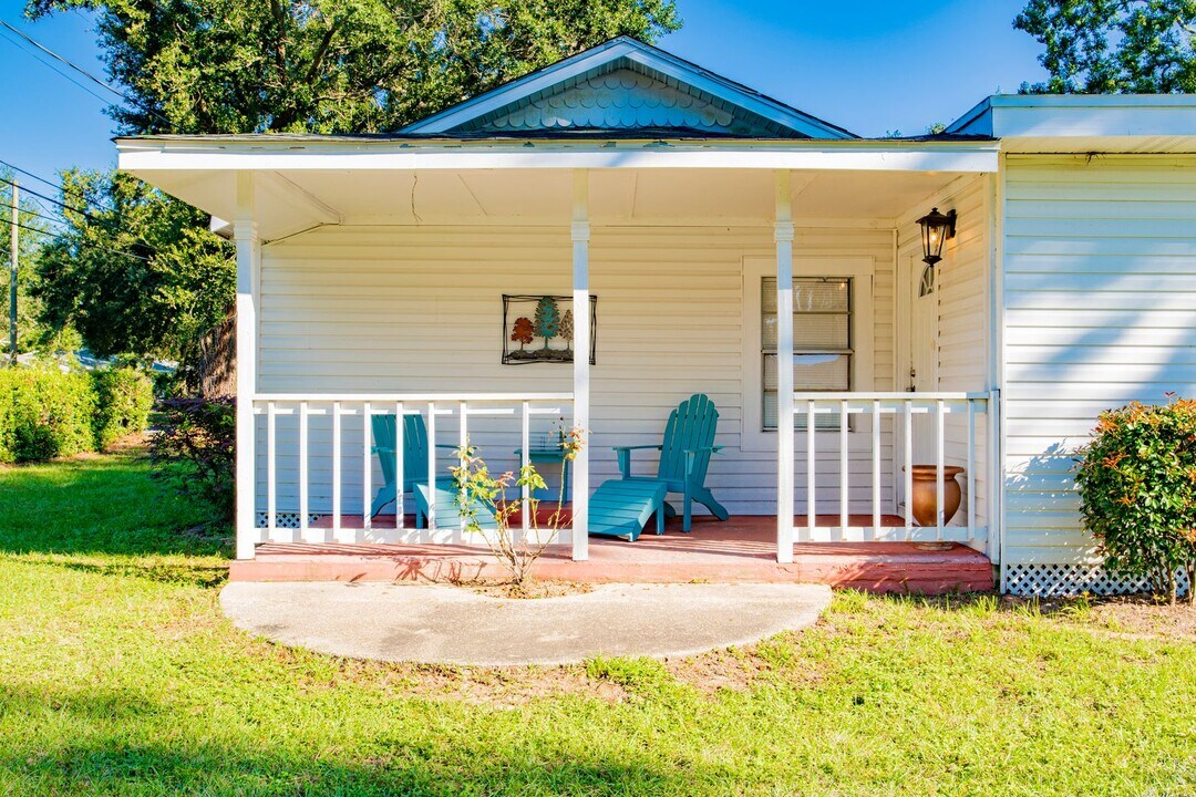 1252 E Burgess Rd in Pensacola, FL - Building Photo