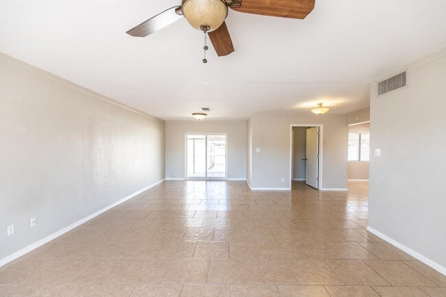 8050 E Clarendon Ave in Scottsdale, AZ - Building Photo - Building Photo