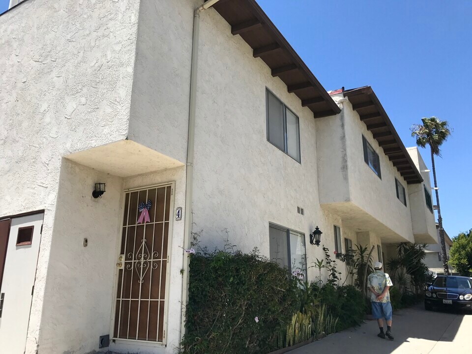 2704 Ruhland Ave in Redondo Beach, CA - Building Photo