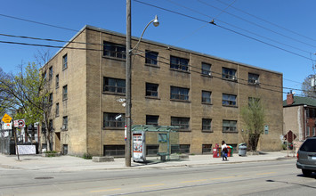 1550 Queen St E in Toronto, ON - Building Photo - Building Photo