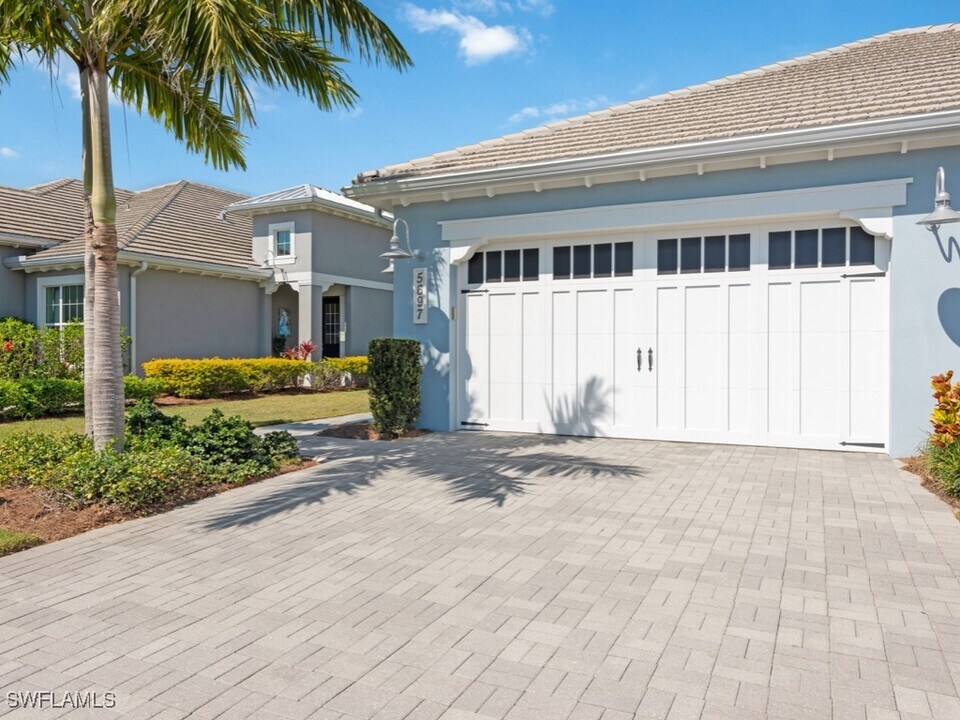 5697 Highbourne Dr in Naples, FL - Building Photo