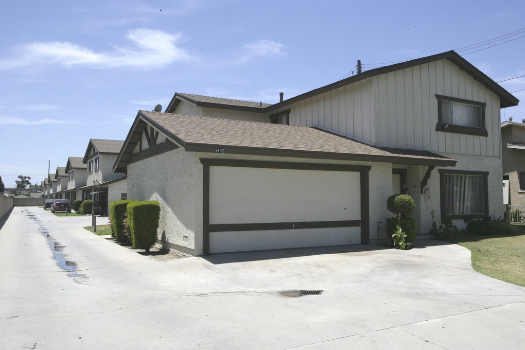 9132-9138 Walnut St in Bellflower, CA - Building Photo