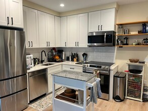 1016 17th Pl NE, Unit 102 in Washington, DC - Building Photo - Building Photo