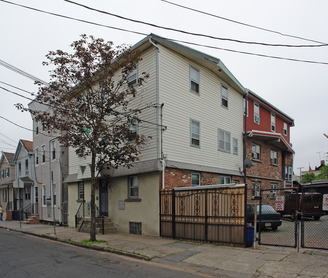 249 E Kinney St in Newark, NJ - Foto de edificio - Building Photo