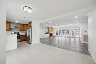 318 W Fair Harbor Ln in Houston, TX - Foto de edificio - Building Photo
