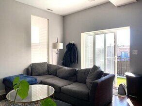 1312 N Claremont Ave, Unit 3 in Chicago, IL - Building Photo - Building Photo