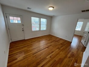 16 E Kupsch St in Sayreville, NJ - Building Photo - Building Photo