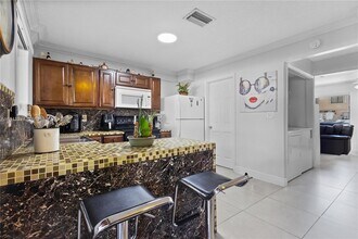 8360 NW 8th St in Miami, FL - Building Photo - Building Photo