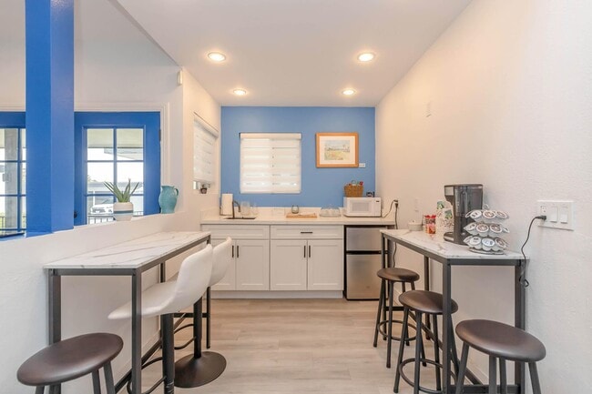 Beachfronter Townhome Apartments in Ventura, CA - Foto de edificio - Building Photo