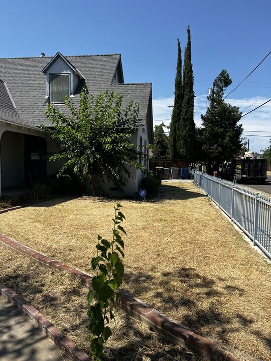 4745 E Illinois Ave in Fresno, CA - Building Photo