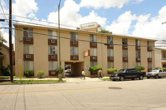 Metro House Apartments in San Antonio, TX - Foto de edificio - Building Photo