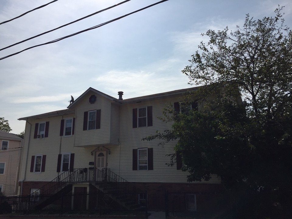 4-5 Unit Mutifamily Investment in New Britain, CT - Building Photo